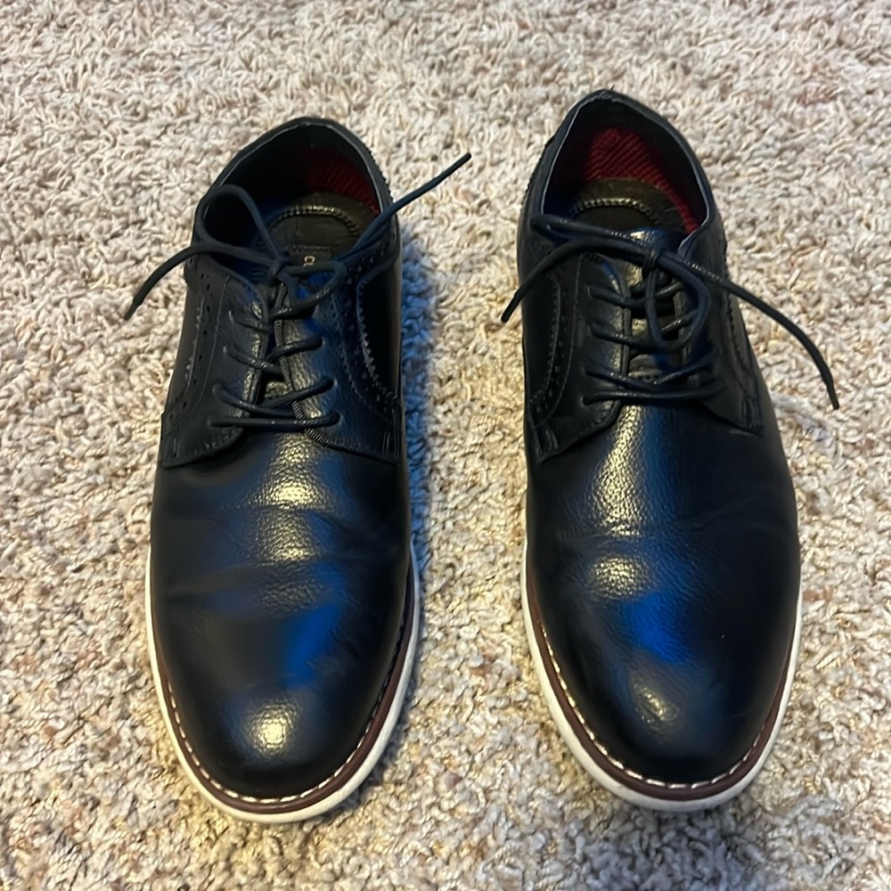 Men’s size 8 black dress shoes